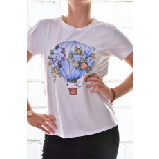 MB Collection női póló - Stílusos, laza fazonú, elől nyomott virágmotívumokkal és strasszkövekkel díszített léghajó minta M25-1-250203-14/T013