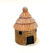 Nádfedeles minikunyhó, okker. Mérete: 2,5x4 cm dekorációs kellék