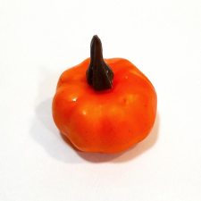  Narancssárga műanyag tök, mérete: 3,5x4,5 cm dekorációs kellék