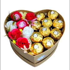 Natúr szív desszert doboz- pink szappanrózsával és ferrero rocherval ajándéktárgy