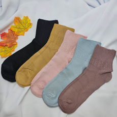 Női köztes szárú zokni, anyagában mintás 5 pár/cs 35-38