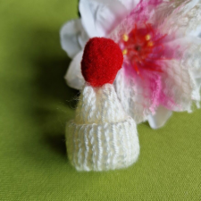  OTT91.3 -  Mini kötött dekor karácsonyi sapkák - fehér karácsonyi dekoráció