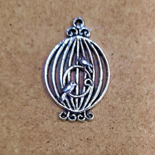  Ovális kalitka madarakkal, ezüst szinű. Mérete: 20x24 mm dekorációs kellék