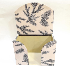  Papirzsebkendő-tartó, fenyőágakkal. Mérete: 13x19,5x7 cm dekorációs kellék