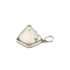 Piramis medál fémmel Howlit 2x2cm medál