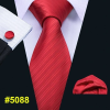  Piros bordázott selyemnyakkendő mandzsettagombbal és díszzsebkendővel