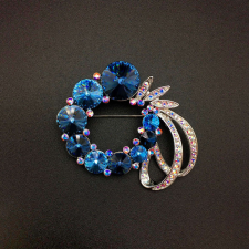 Platinával bevont exkluzív masnis kör bross kék Swarovski kristályokkal (0191.) bross