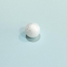  Polisztirol golyó, fehér csillámos. Mérete: 10 mm dekorációs kellék