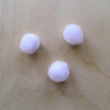  Pompom, fehér, átmérő: 15 mm. Az ár egy darabra vonatkozik dekorációs kellék