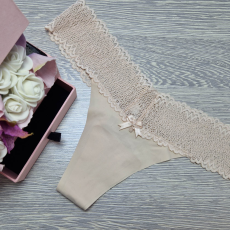 Poppy Lézervágott csipkés derekú tanga Test