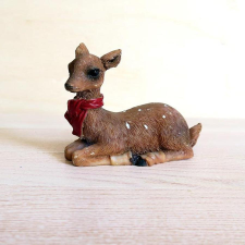  Pöttyös őz, ülő, polyresin. Mérete: 75x55x35 mm dekorációs kellék