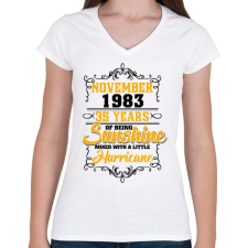 PRINTFASHION 1983 Születésnap - Napfény egy kis hurrikánnal! - Női V-nyakú póló - Fehér női póló