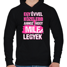 PRINTFASHION Egy évvel közelebb ahhoz hogy milf legyek - Férfi kapucnis pulóver - Fekete