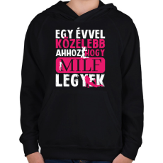 PRINTFASHION Egy évvel közelebb - Gyerek kapucnis pulóver - Fekete