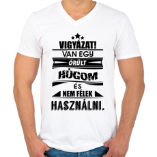 PRINTFASHION Van egy őrült húgom és... - Férfi V-nyakú póló - Fehér