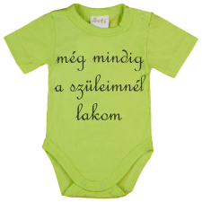 Rövid ujjú "még mindig a szüleimnél lakom" feliratos baba body kombidressz, body