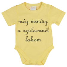 Rövid ujjú "még mindig a szüleimnél lakom" feliratos baba body kombidressz, body