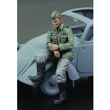  Royal Model Citroen German Driver-WWII 1:35 (RM729) makett