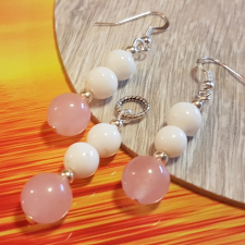  Rózsakvarc és porcelán fülbevaló és medál. ékszer szett