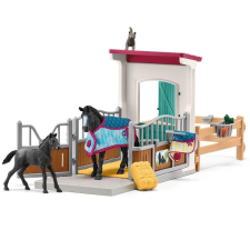 Schleich 42611 Istállóállás Appaloosa kancával és csikóval játékfigura