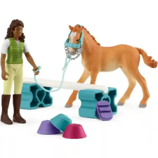 Schleich 42756 Sarah és a Tennessee Walker csikó edzése játékfigura