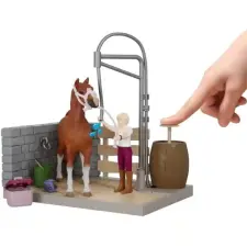Schleich 42792 Sofia és Amerikai Saddlebred lova a lómosó helyen játékfigura