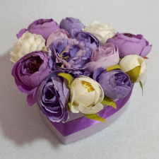  Selyemvirág box - Lila-ekrü szív alakú dekoráció