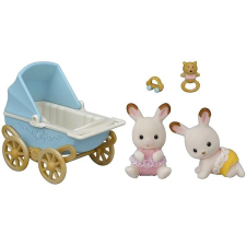 Sylvanian Families Csoki nyuszi ikrek babakocsival játékfigura