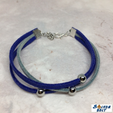  Színes, bogyós karkötő, világoskék és sötétkék színben ajándéktárgy