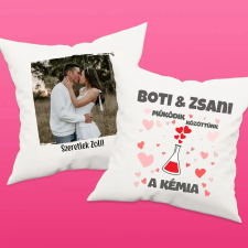 TeeInBlue Valentin napi vicces párna - működik közöttünk a kémia Kétoldalas párna / Fehér / szivacs lakástextília