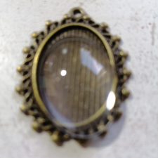 Üveglencsés fém medál lencsével ovális, 18 x 25mm - bronz színű medál