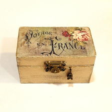 Vintage fadobozka. Mérete: 9x5,5x5 cm dekorációs kellék