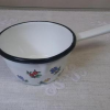  Zománcozott nyeles merõ tál, 0,5 liter, fehér virágos, 22/12